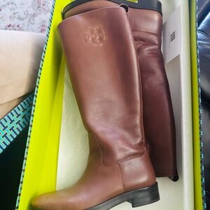 Tory Burch Brown Leather Sole.. I need wide calf I wish it fits on my fat legs😔